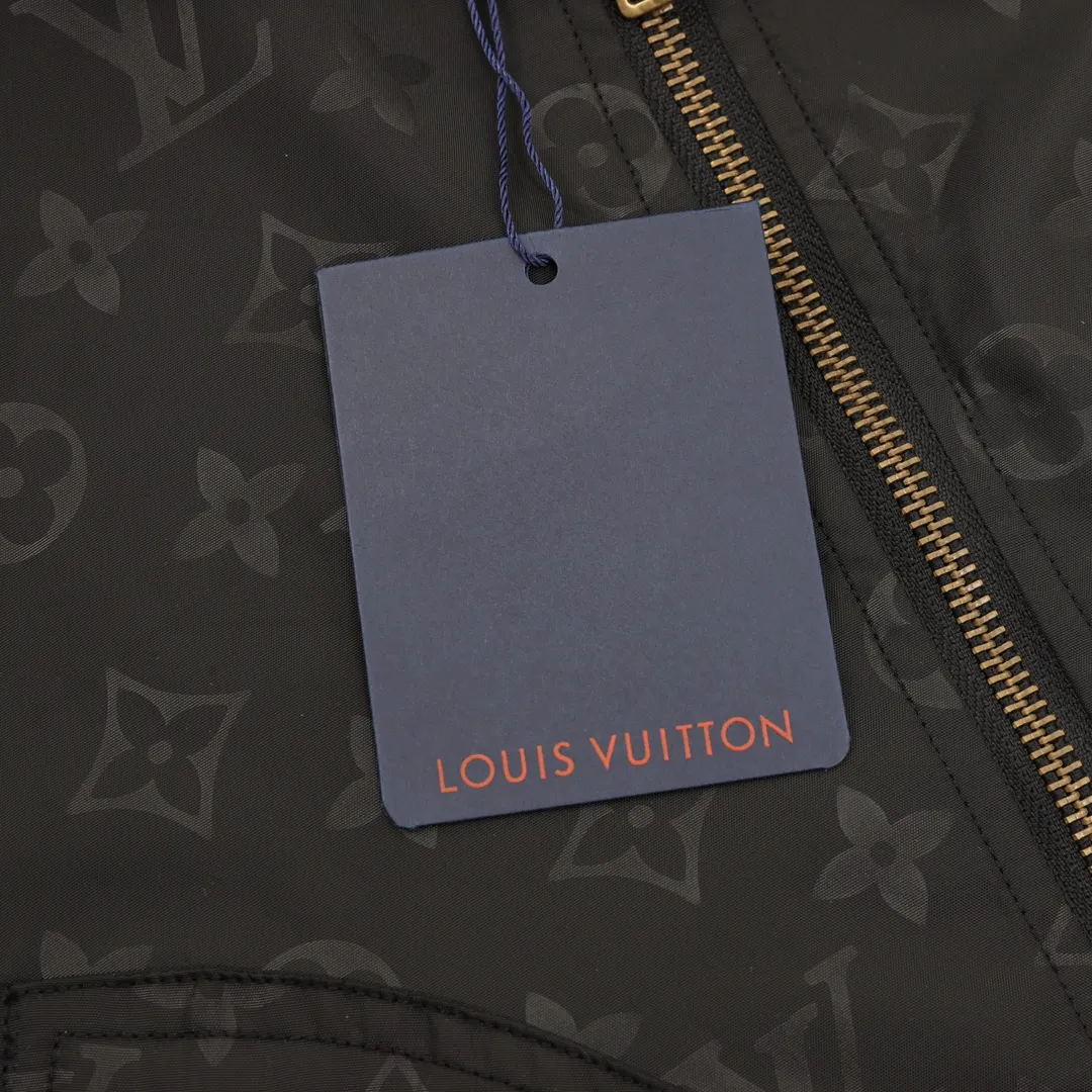 🅿️570 Louis Vuitton/Louis Vuitton All-over Printed Presbyopic Workwear Pocket Windbreaker Zipper Jacket Purchase the original version and have it printed immediately. The fabric is made of custom densely spun technical fabric that is light and thin, and the upper body is silky and breathable. Infrared positioning cutting, workwear-style windbreaker design, the upper body is invincible and versatile. All details are customized and developed, and all hardware and accessories are restored to ZP. Size：XS-L